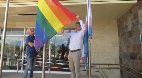 El Ayuntamiento iza la bandera LGTBI para mostrar su compromiso “con los derechos de todas las personas”