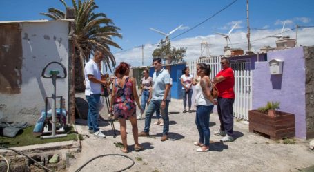 El concejal de Vivienda visita a los vecinos de El Matorral para conocer el estado de las casas, a su juicio lamentable