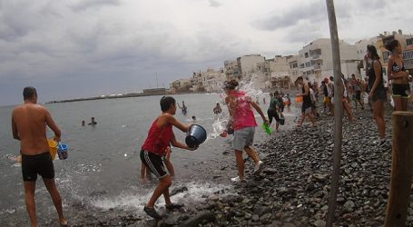 Pozo Izquierdo despide el verano con parrandas, verbenas y fiestas del agua en ‘La Arrancadilla’