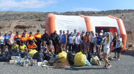 60 voluntarios limpian la costa, el fondo marino y la arena de Las Carpinteras