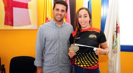 El Ayuntamiento recibe la visita de Natalia Armas Medina, campeona de Pole Dance 2019
