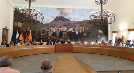 El pleno municipal rechaza la recusación del alcalde de Santa Lucía presentada por el secretario de AV