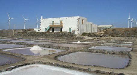 El alcalde felicita a los productores de las Salinas de Tenefé por ser reconocida como la mejor sal virgen de Canarias