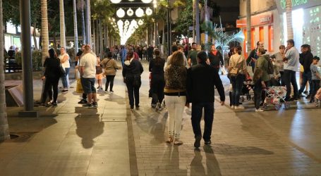 Cerca de 200 guirnaldas y luces navideñas iluminan las zonas comerciales de Santa Lucía