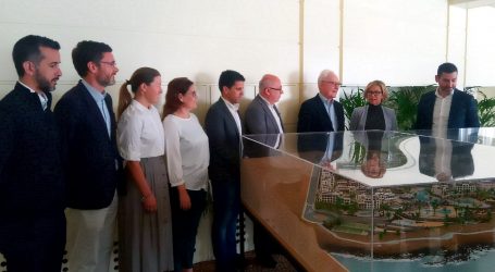 SeaSide presenta en el Ayuntamiento la maqueta de los hoteles proyectados en Pasito Blanco