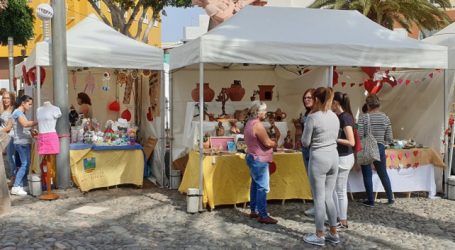 Más de treinta artesanos venden sus productos en la plaza de la Era en la Feria de San Valentín