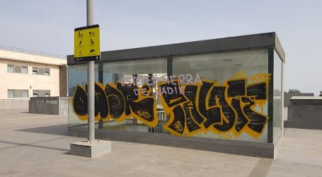 El Ayuntamiento pedirá en los juzgados a los autores de un grafiti en una cristalera municipal que paguen los daños