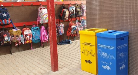 Los centros educativos de Santa Lucía ya disponen de papeleras para promover el reciclaje y la sostenibilidad
