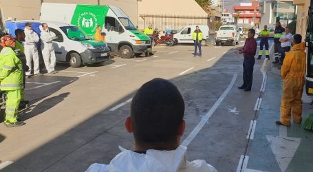 El alcalde de Santa Lucía felicita al personal de limpieza y desinfección de las calles y mobiliario urbano