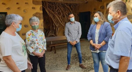 El Ayuntamiento reconoce a las apicultoras Marta Pérez y Gloria Lozano en el Día Mundial de la Mujer Rural