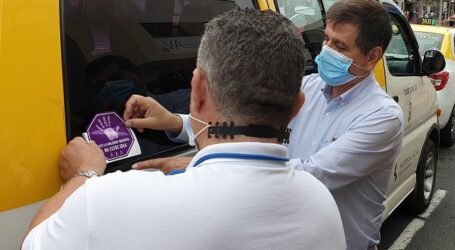 El Ayuntamiento de Santa Lucía y los taxistas realizan una campaña de prevención de la violencia machista