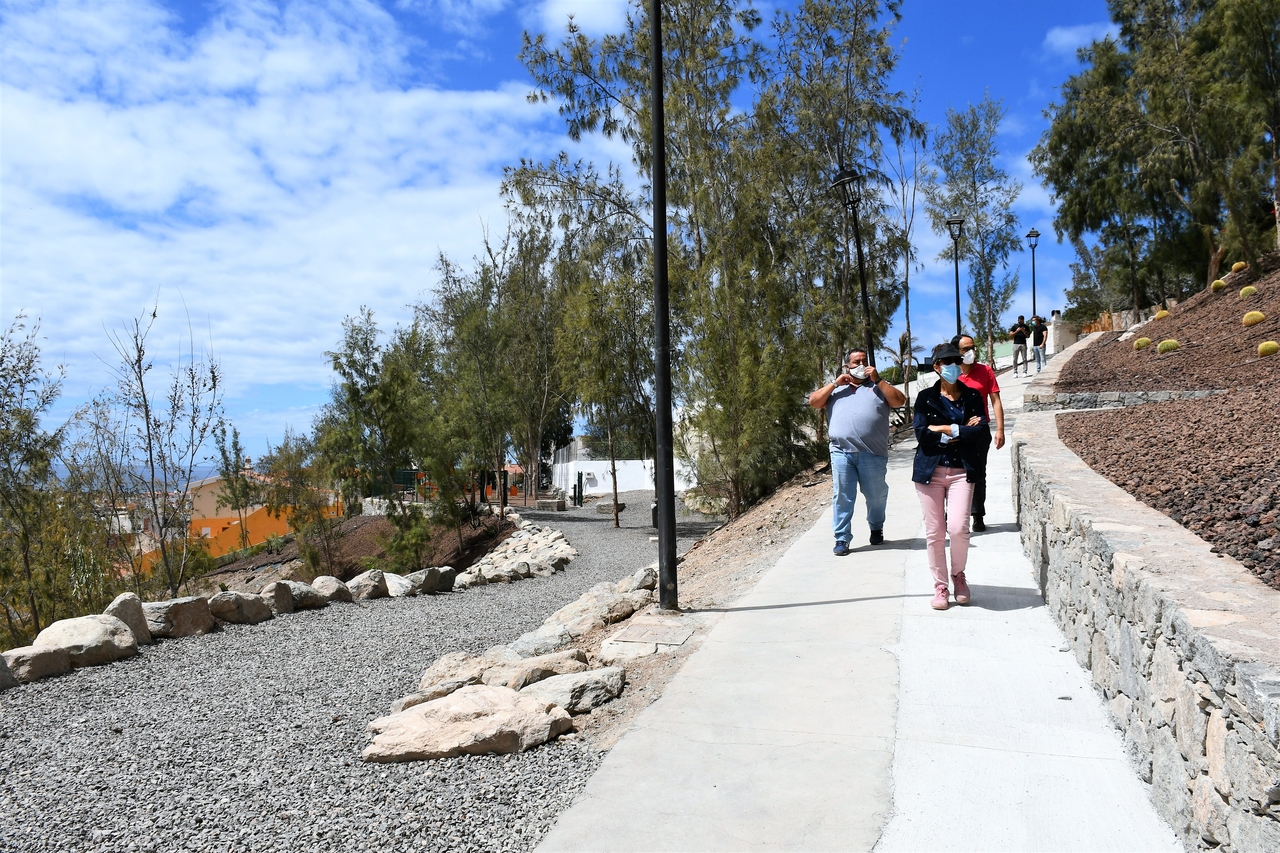 Alcaldesa y ediles recorren el rehabilitado paseo peatonal de Arguineguín