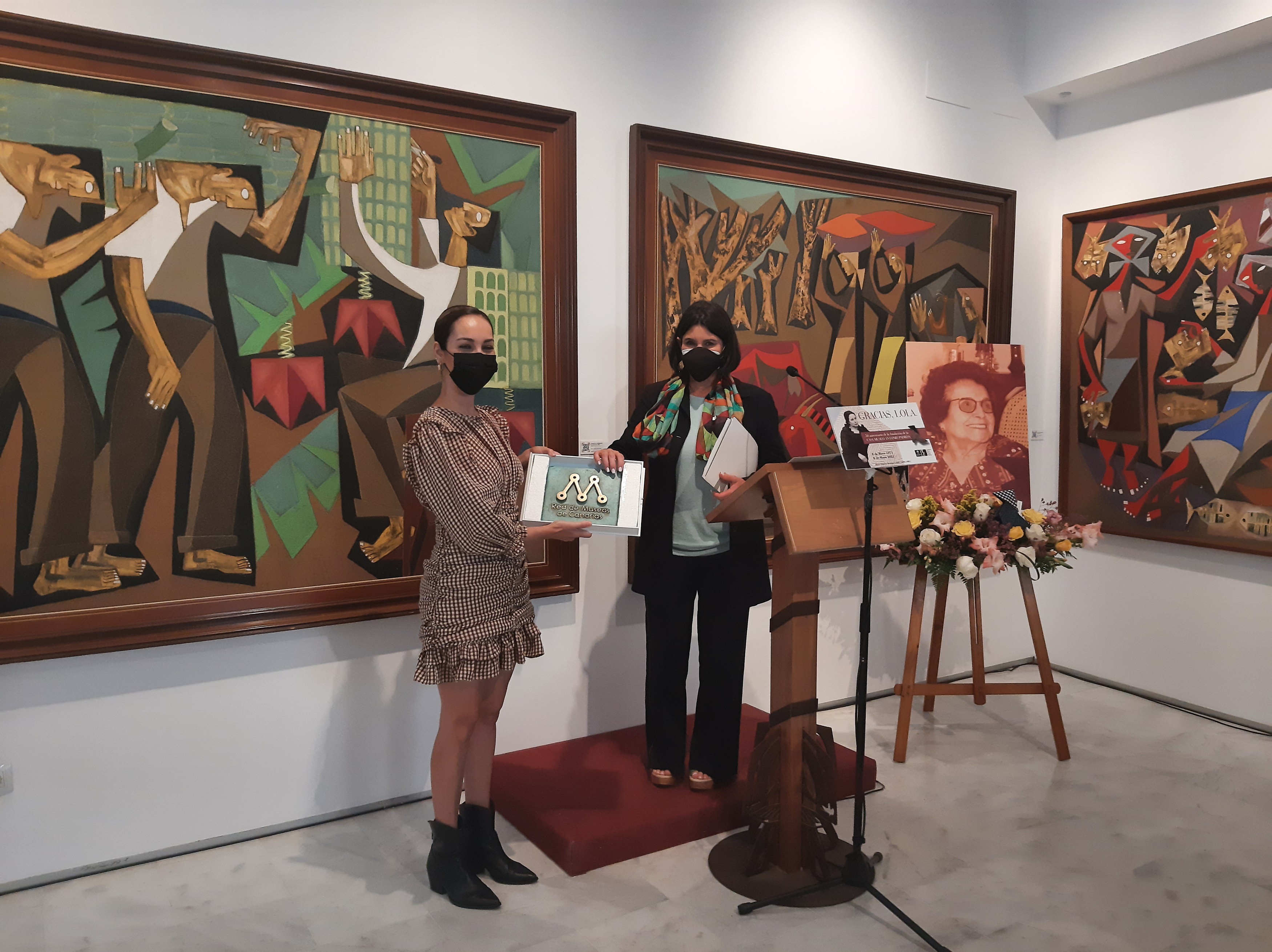Guacimara Medina recibe de Antonia Perera el sello de calidad de la Red de Museos de Canarias