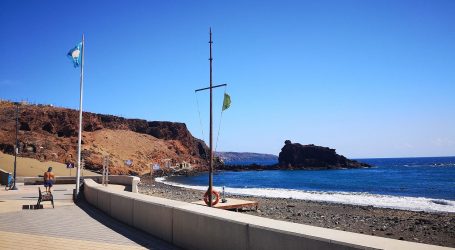La playa del Burrero consigue la bandera azul por 4º año consecutivo como reconocimiento a su calidad