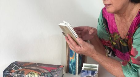 La artista Paqui Martín imparte en la Casa-Museo Antonio Padrón un taller para convertir libros en obras de arte