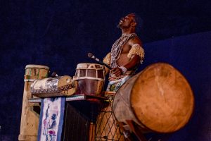 El músico ecuatoguineano Gorsy Edú en 'El percusionista' (2)