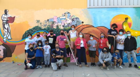 Jóvenes de la Orilla realizan en el centro polivalente un mural dedicado a las tradiciones y la cultura del municipio