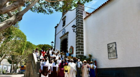 San Antonio recibe las ofrendas y plegarias  del pueblo Moganero