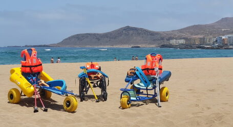 Cruz Roja en Canarias brinda el servicio de Baño Asistido en 16 playas del litoral