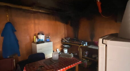 La Guardia auxilia a una mujer en el incendio de su vivienda en Agüimes.