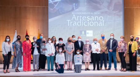 El Cabildo homenajea a las caladoras por proteger y mantener “el oficio artesano más internacional de Canarias”