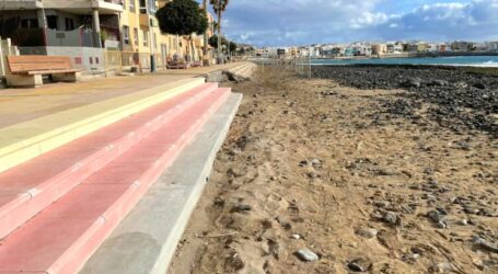 El Ayuntamiento rehabilita los escalones de acceso al mar en el tramo sur de la Avenida de Los Pescadores.