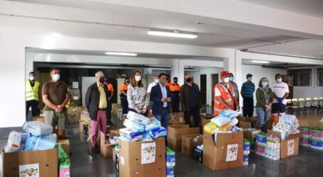 Los vecinos de San Bartolomé de Tirajana donan cientos de kilos de alimentos para la campaña “Un poco de ti, es mucho”