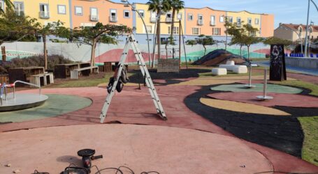 La alcaldesa Conchi Narváez  valora el trabajo que se realiza en la mejora de los parques infantiles del municipio