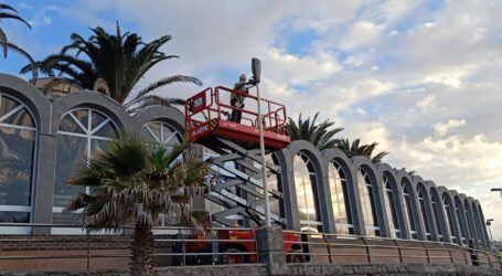 El ayuntamiento acomete actuaciones de sustitución de lámparas tipo led en el Paseo Costa Canaria