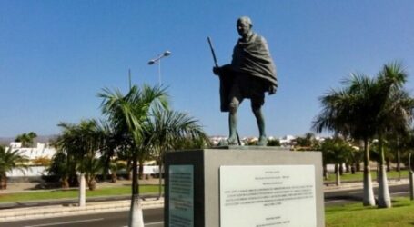 San Bartolomé  se suma este sábado a `La Hora del Planeta´ apagando las luces de la escultura de Mahatma Gandhi del Parque de La Paz