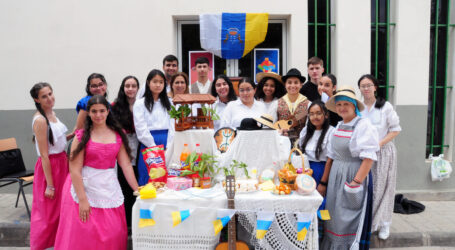 La comunidad escolar de San Bartolomé de Tirajana celebra masivamente el Día de Canarias