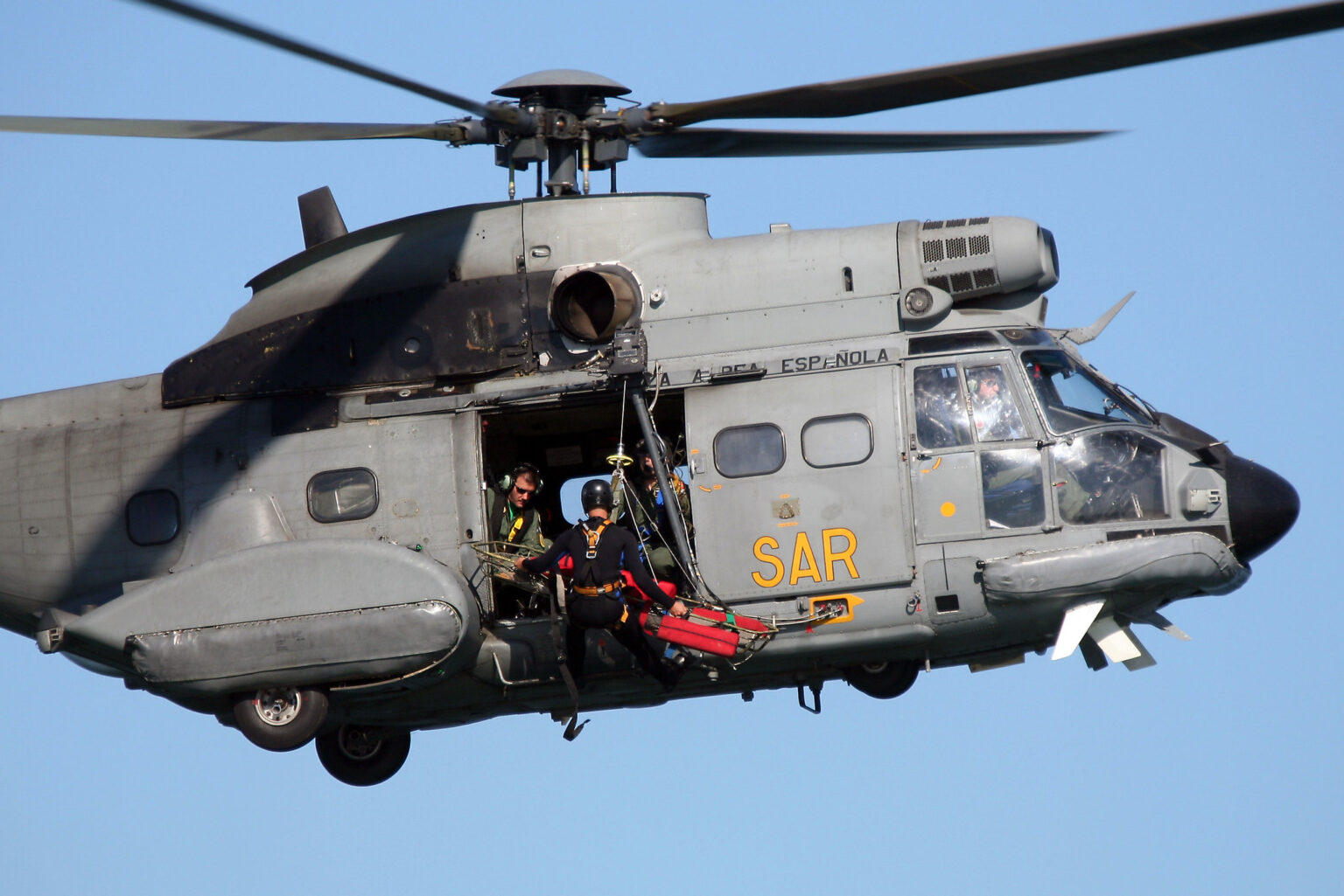 UN HELICÓPTERO SUPER PUMA DEL 802 ESCAUDRÓN DEL SAR REALIZÓ EL PRIMER ...