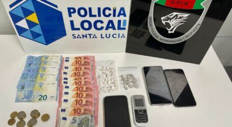 LA POLICÍA LOCAL DE SANTA LUCÍA DETIENE A DOS JOVENES POR TRÁFICO DE DROGAS.