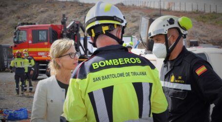 La alcaldesa Conchi Narváez asiste a los ejercicios de rescate entre Bomberos de San Bartolomé de Tirajana y la UME