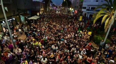 Miles de mascaritas recorren las calles de Vecindario en la Cabalgata del carnaval de los dibujos animados
