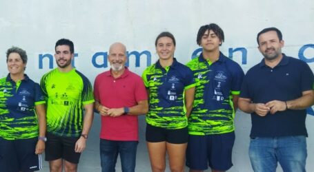 Julio Ojeda recibe a los atletas del C.D. Chikillos de Vecindario que han logrado subir al podium en el campeonato de España