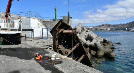 Mogán reclama nuevamente la retirada de cayucos del Muelle de Arguineguín