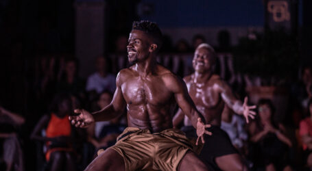 Aplausos y vítores para los bailarines africanos en MASDANZA X África