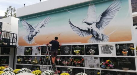 Mogán coloca flores a las personas difuntas del cementerio municipal