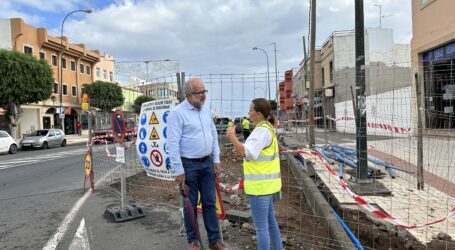 El alcalde de Ingenio visita la Avenida Carlos V ante el inicio de las obras de repavimentación