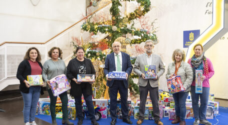 El Cabildo entrega a la Casa de Galicia los juguetes donados por su personal para la campaña de Reyes