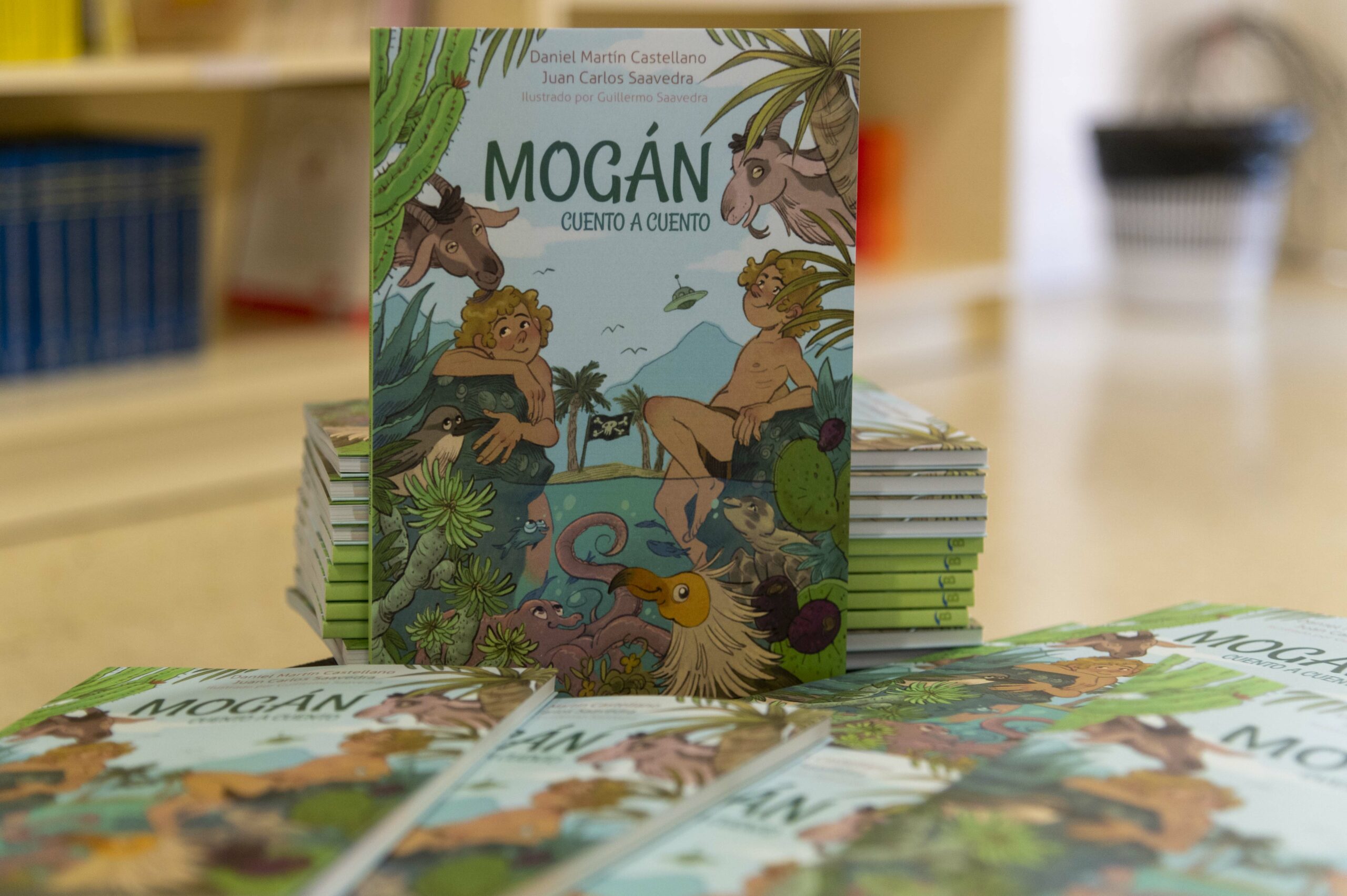 El Ayuntamiento distribuye libros sobre patrimonio natural y cultural de Mogán en los centros educativos