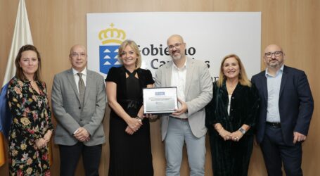 Esther Monzón recibe el galardón Best in Class concedido a la Estrategia de Enfermedades Raras de Canarias