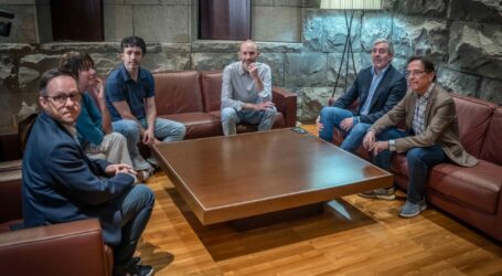 Fernando Clavijo conoce el nuevo proyecto cinematográfico de Sorogoyen en Canarias