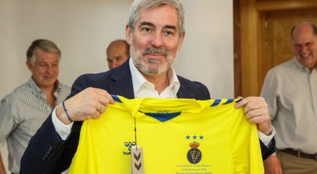 Clavijo celebra con la selección juvenil de fútbol de Las Palmas el 50 aniversario de su título nacional