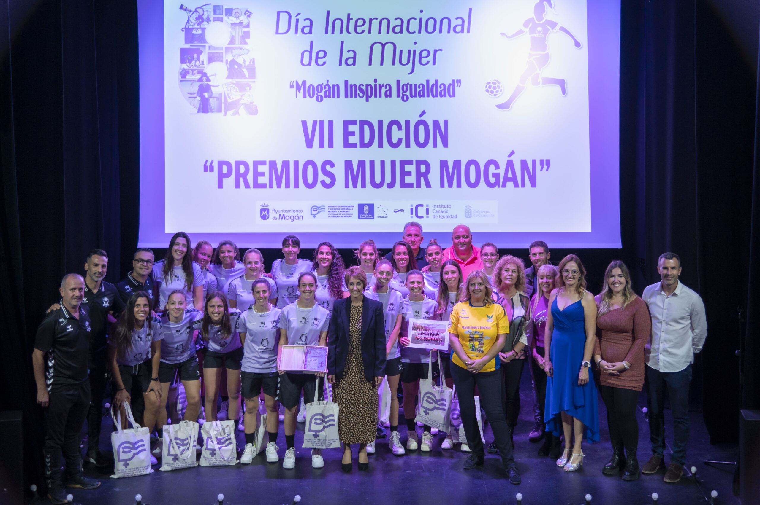 Mogán homenajea en la VII Edición de los Premios Mujer a las 23 jugadoras del C.D Femarguín