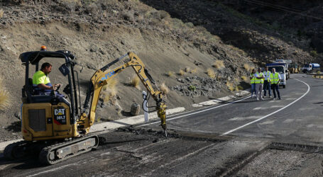 Continúan las obras para la renovación del asfalto de la carretera entre La Aldea y Mogán