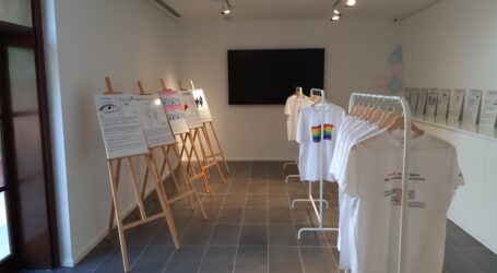 ‘Maspalomas Pride by Freedom’ organiza una exposición de camisetas con dibujos y frases trans