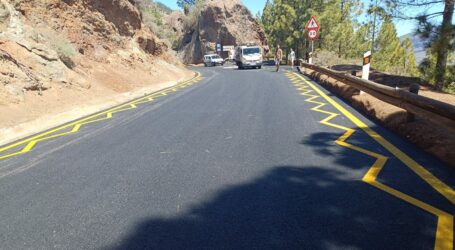 El Cabildo resalta la prohibición de aparcar en la carretera junto al Roque Nublo con nuevas marcas viales