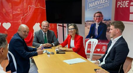 Narváez y su equipo celebran la firma para la rehabilitación de la Urbanización La Paz